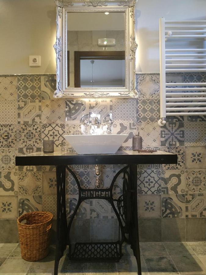 Six-Bedroom House,1069733689:JPEG
